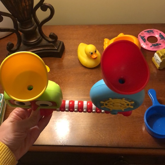 Bath toys pour and spin, bath books and toys - Picture 10 of 10